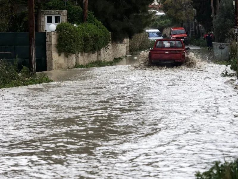 Στο έλεος της κακοκαιρίας η Κρήτη: Στο νοσοκομείο 2 άτομα, μπαράζ από το 112, πλημμύρισαν σπίτια και