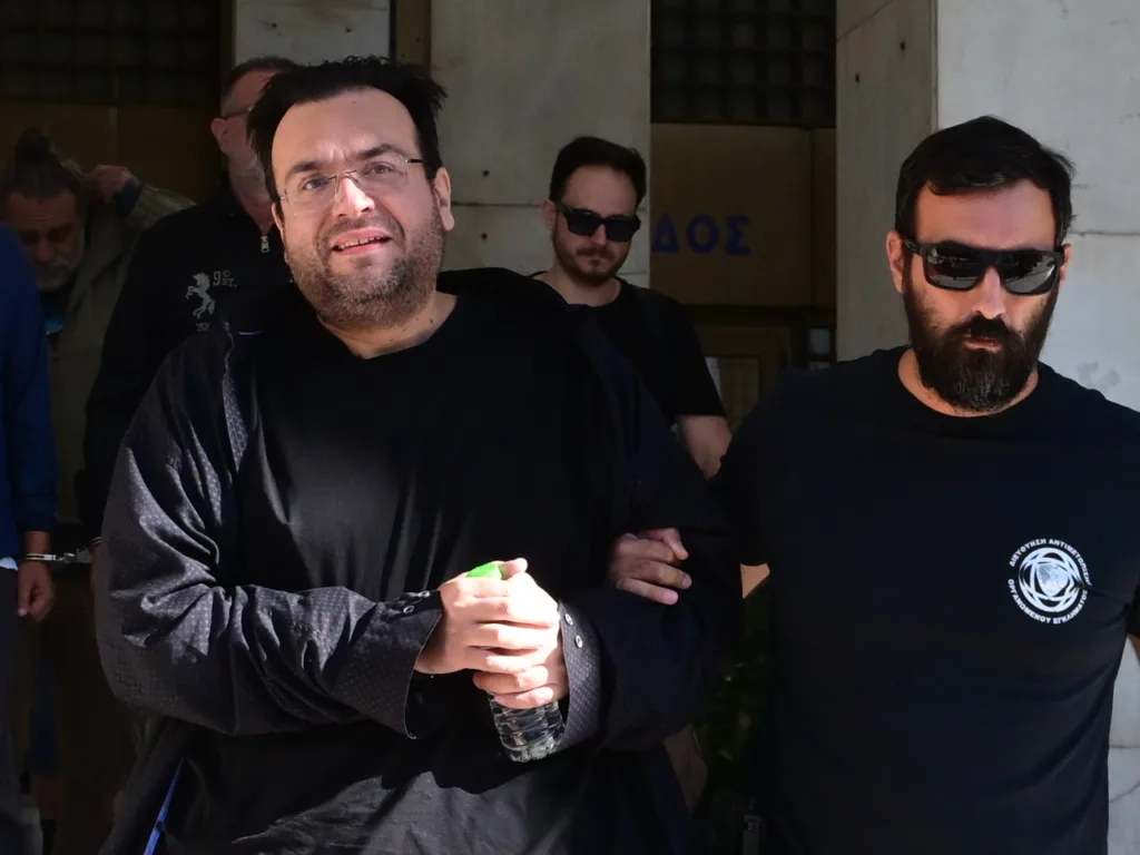 Φίλιππος Καμπούρης: «Είμαι αθώος, είναι σκευωρία» φώναζε κατά την αναχώρησή του από τη ΓΑΔΑ για την 
