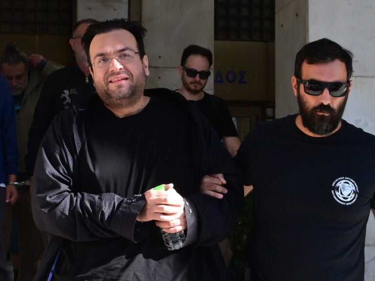 Φίλιππος Καμπούρης: «Είμαι αθώος, είναι σκευωρία» φώναζε κατά την αναχώρησή του από τη ΓΑΔΑ για την Ευελπίδων