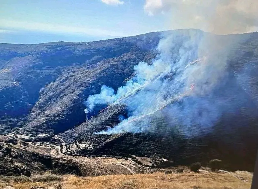 Φωτιά τώρα στην Κέα – Επιχειρούν και δύο εναέρια μέσα