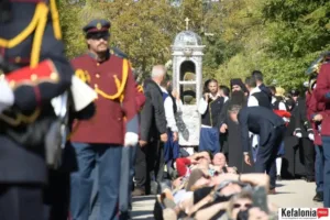 Κεφαλονιά: Συγκλονίζουν οι εικόνες των πιστών – Ξάπλωσαν για να περάσει από πάνω τους το σκήνω
