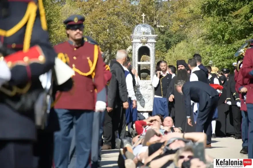 Κεφαλονιά: Συγκλονίζουν οι εικόνες των πιστών – Ξάπλωσαν για να περάσει από πάνω τους το σκήνω
