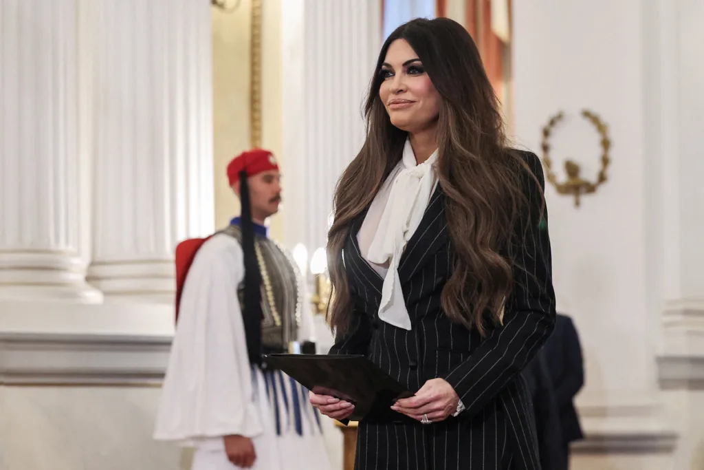WSJ: Οι γεμάτες αγωνία τελευταίες μέρες της Κίμπερλι Γκίλφοϊλ στην πρεσβεία των ΗΠΑ στην Αθήνα