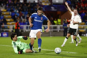 «Διαστημική» Κόμο «σκόρπισε» με 4-1 τη Γιουνάιτεντ – Έγραψε ιστορία ο Δουβίκας