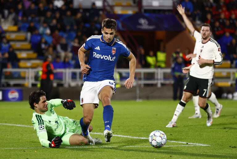 «Διαστημική» Κόμο «σκόρπισε» με 4-1 τη Γιουνάιτεντ – Έγραψε ιστορία ο Δουβίκας
