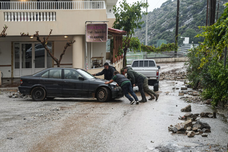 Κακοκαιρία στην Κρήτη: Ήχησε ξανά το 112 στην Ιεράπετρα – Χιλιάδες τόνοι πατάτας κάτω από το νερό