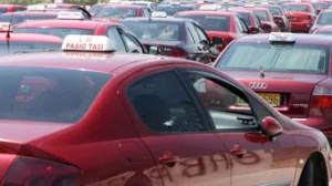 Λαμία: Βρήκε κλήση στο μηχανάκι και επιτέθηκε σε ταξιτζήδες στη Λαμία – Τον «βούτηξε» από τον λαιμό
