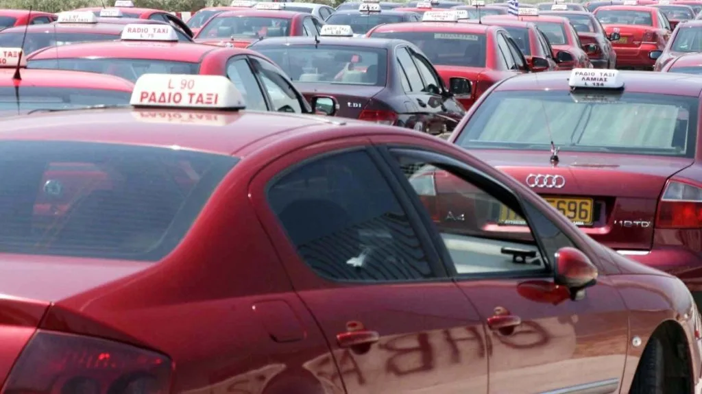 Λαμία: Βρήκε κλήση στο μηχανάκι και επιτέθηκε σε ταξιτζήδες στη Λαμία – Τον «βούτηξε» από τον λαιμό 