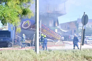 Λάρισα: Εικόνες από την έκρηξη σε συνεργείο αυτοκινήτων – Στο νοσοκομείο τρεις τραυματίες