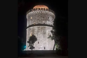 Θεσσαλονίκη: Παρουσία Μητσοτάκη – Τασούλα τα αποκαλυπτήρια του νέου φωτισμού του Λευκού Πύργου