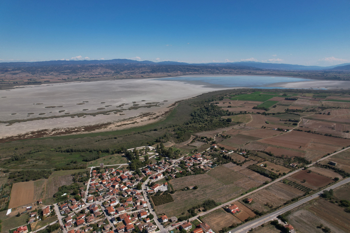 Εικόνα από drone του χωριού Άγιος Βασίλειος, στις όχθες της λίμνης Κορώνειας.