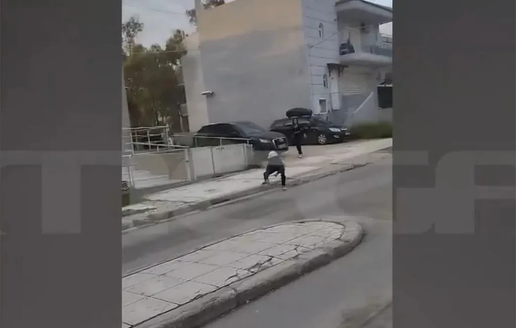 Η στιγμή που ανήλικοι πετροβολούν λεωφορείο και επιβάτες στα Άνω Λιόσια – «Τσουνάμι» οι καταγγελίες