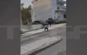 Η στιγμή που ανήλικοι πετροβολούν λεωφορείο και επιβάτες στα Άνω Λιόσια – «Τσουνάμι» οι καταγγελίες