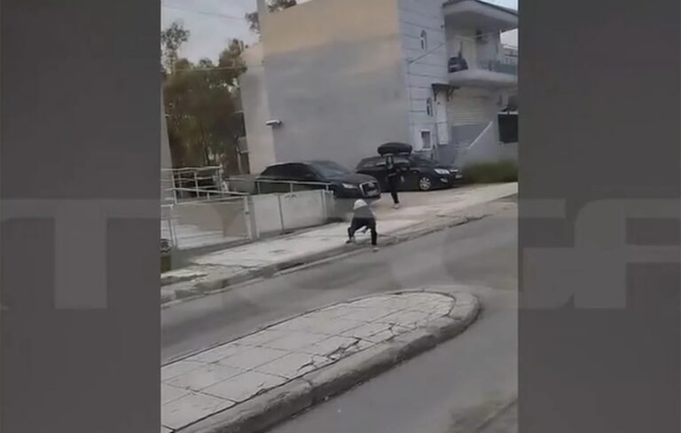 Η στιγμή που ανήλικοι πετροβολούν λεωφορείο και επιβάτες στα Άνω Λιόσια – «Τσουνάμι» οι καταγγελίες