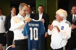 Μητσοτάκης: Επίσκεψη στην Εθνική πριν από το μεγάλο ματς με τη Γερμανία – Η φανέλα με το «10»