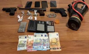 Διακίνηση ναρκωτικών στο Θησείο: Ο 17χρονος «προμηθευτής», ο 14χρονος διακινητής και οι κωδικοποιημέ