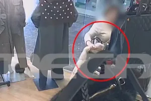 Νέα Ιωνία: Γυναίκα άρπαξε γούνα και ρούχα αξίας 1.000 ευρώ μαζί με τις κρεμάστρες – Δείτε βίντ