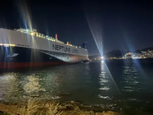 Σαλαμίνα: Πλοίο μεταφοράς οχημάτων προσάραξε στην περιοχή Καματερό – Στο σημείο τρία ρυμουλκά