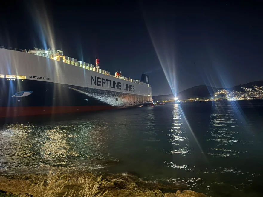 Σαλαμίνα: Πλοίο μεταφοράς οχημάτων προσάραξε στην περιοχή Καματερό – Στο σημείο τρία ρυμουλκά