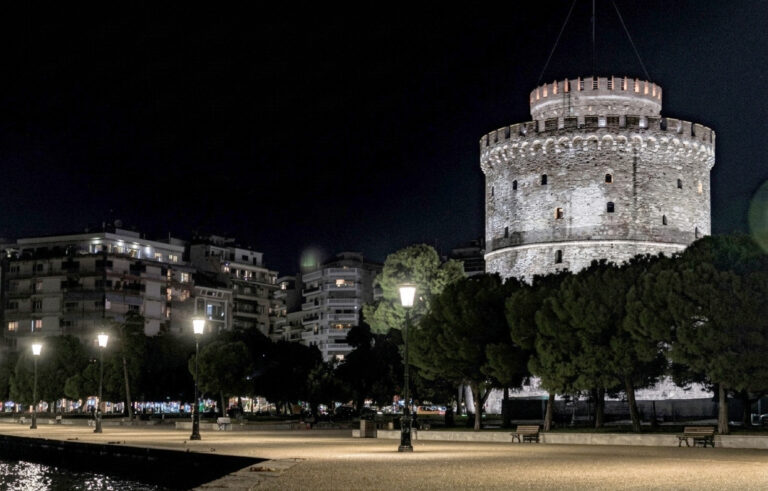 Ο Λευκός Πύργος φωτίζει την ιστορική ταυτότητα της Θεσσαλονίκης – Απόδοση του νέου φωτισμού του μνημείου