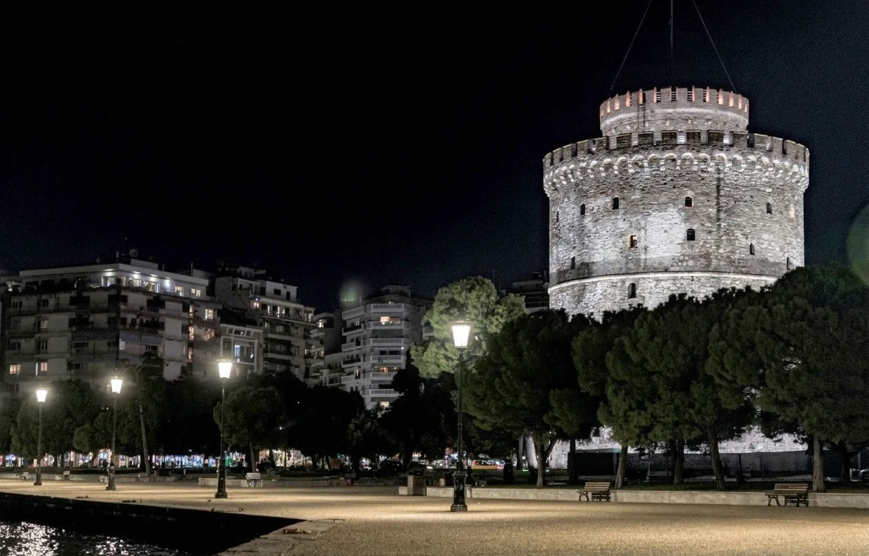 Ο Λευκός Πύργος φωτίζει την ιστορική ταυτότητα της Θεσσαλονίκης – Απόδοση του νέου φωτισμού του μνημ
