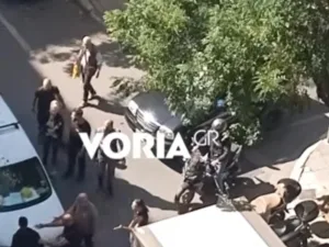 Θεσσαλονίκη: Βίντεο από τον άγριο καβγά οδηγών – Τον έβγαλε από το αυτοκίνητό του και τον γρον