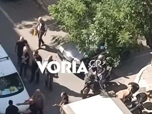 Θεσσαλονίκη: Βίντεο από τον άγριο καβγά οδηγών – Τον έβγαλε από το αυτοκίνητό του και τον γρον