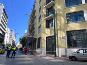 Συναγερμός στην Ομόνοια: Πτώση ατόμου από ξενοδοχείο