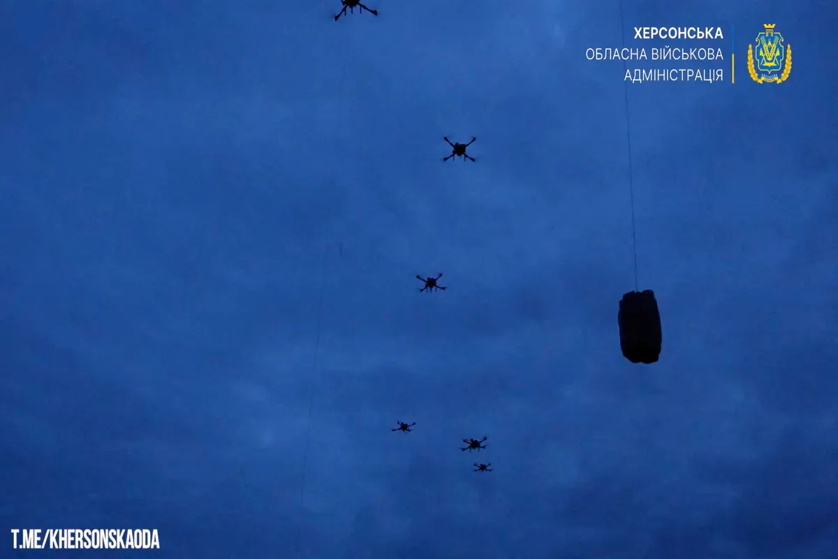 Drones μεταφέρουν πακέτα με ανθρωπιστική βοήθεια στο Ολένσκι. 