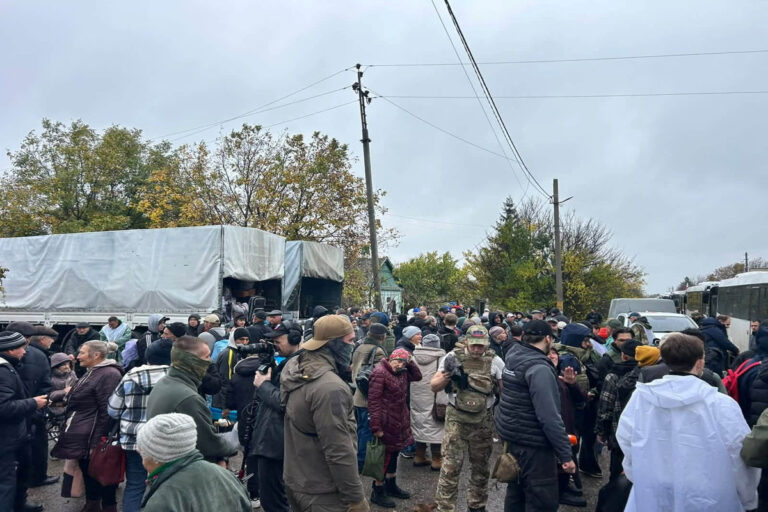 Ουκρανία: Κάτοικοι εγκαταλείπουν την υπό ρωσική κατοχή πόλη Ολέσκι, εν μέσω της εκεχειρίας της Μελάνια Τραμπ