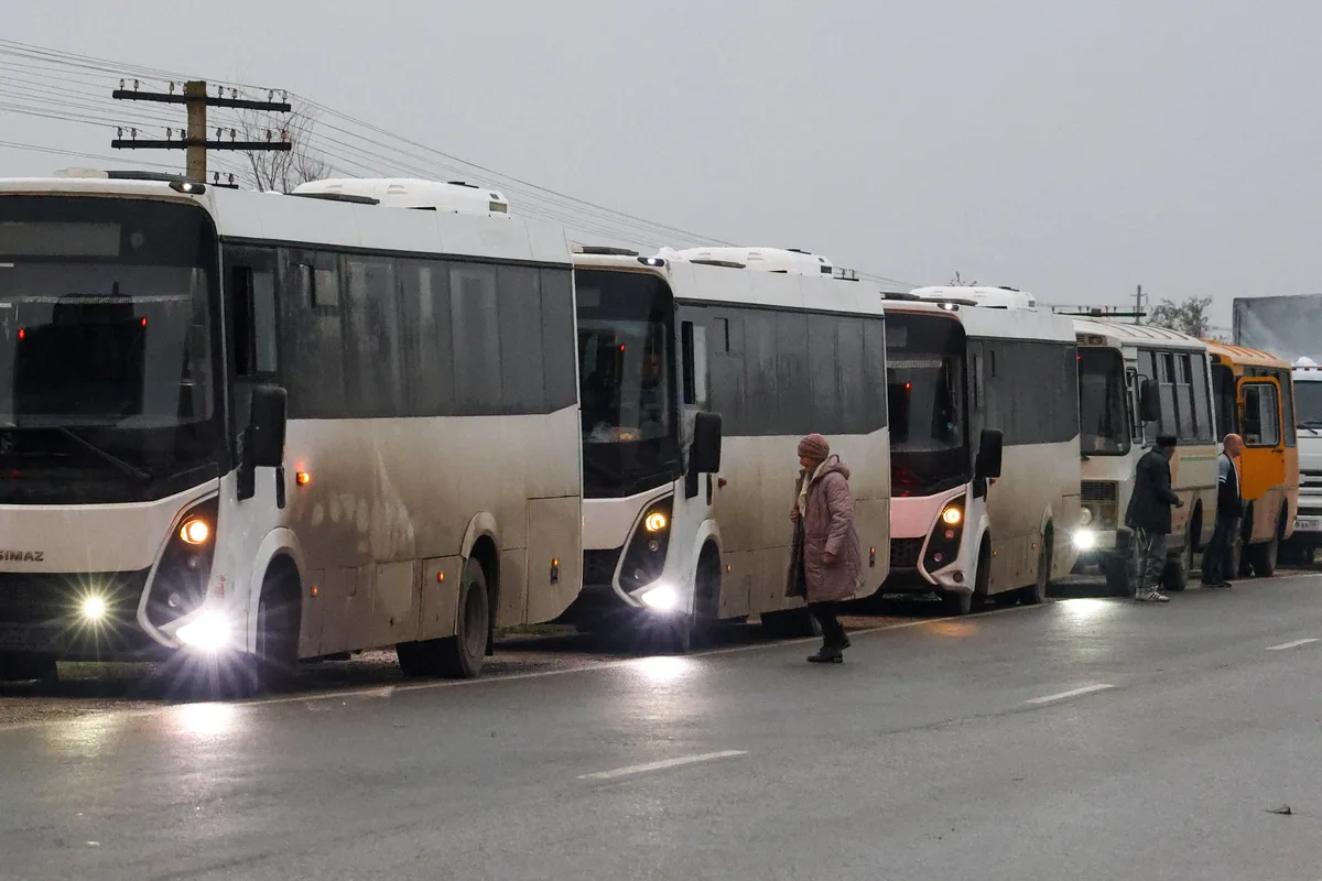 Με λεωφορεία εγκαταλείπουν την πόλη Ολέσκι στην Ουκρανία οι κάτοικοί της. 