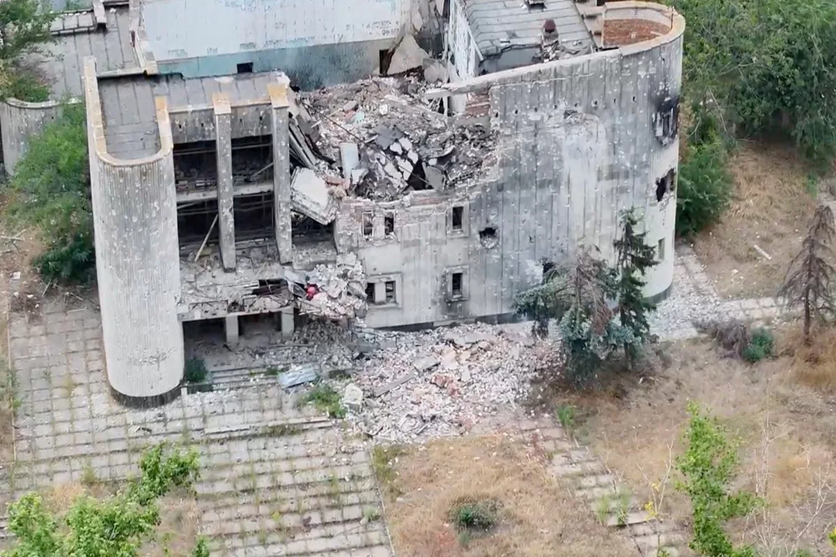 Κατεστραμμένο από βομβαρδισμούς κτίριο στην πόλη Ολένσκι. 
