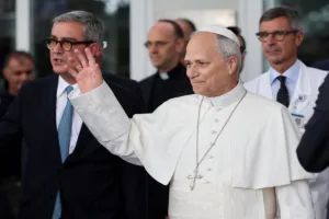 Πάπας Λέων: Επιστροφή στο Βατικανό μετά την επέμβαση για καρκίνο του πνεύμονα