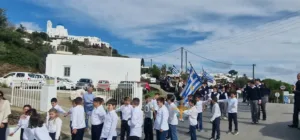 Σίφνος: Οι μαθητές αψήφησαν την ακύρωση της παρέλασης – Αποθεώθηκαν από τον κόσμο