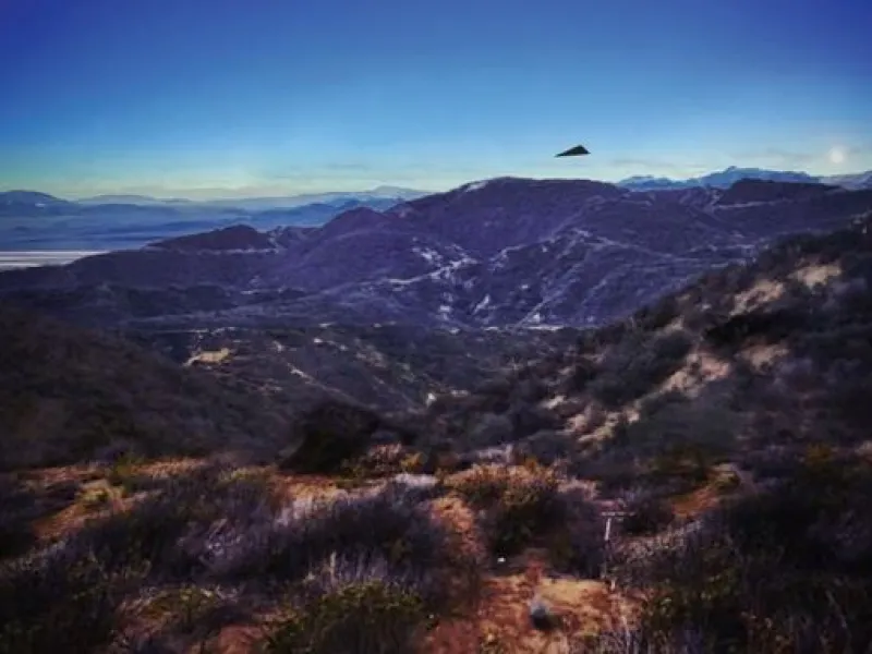 Επανήλθε το Πεντάγωνο για τα UFO: Μυστηριώδη «μαύρα τρίγωνα» που εξαφανίστηκαν μέσα σε δευτερόλεπτα