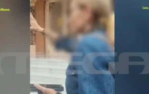 Περιστέρι: Η στιγμή που η 41χρονη πηγαίνει στην εκκλησία μετά την απόπειρα δηλητηρίασης του πρώην συζύγου της