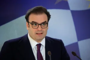 Πιερρακάκης: «Το διαδίκτυο δεν είναι ζούγκλα» – Μηνύσεις σε 18 influencers για την προώθηση πα