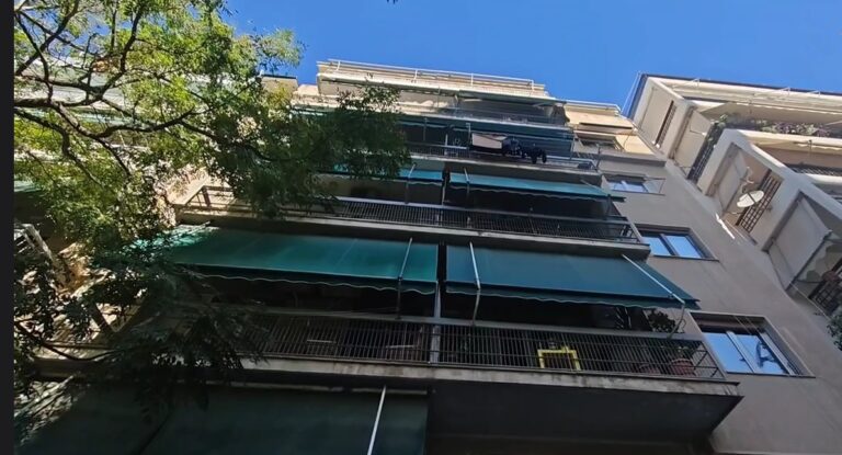 Πυροβολισμοί στο Παγκράτι: «Μαζεύτηκαν εφτά νεαροί στο υπόγειο, πέσανε δύο πυροβολισμοί κι άρχισαν να τρέχουν» λένε οι ένοικοι