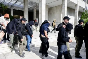 Pizza Fan: Στην Ευελπίδων για να απολογηθούν οι πρώτοι 10 συλληφθέντες – Στο μικροσκόπιο και υ