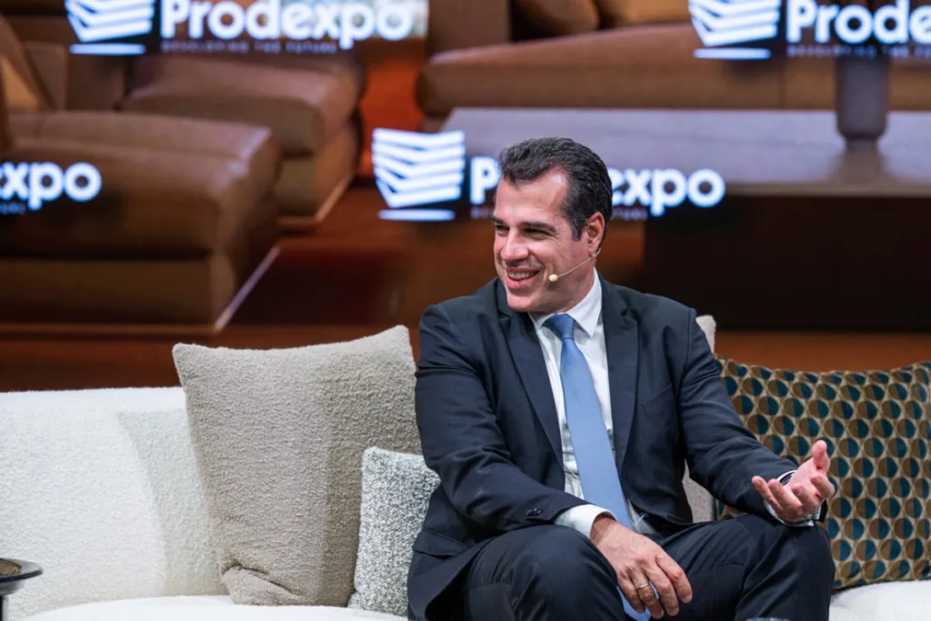 Πλεύρης: Θα αφαιρούνται Golden Visa για εικονικές εκπτώσεις και παραβίαση της απαγόρευσης βραχυχρόνι