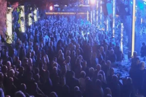 Πλήθος κόσμου στη συγκέντρωση του Νίκου Δένδια σε μπιτς μπαρ στον Άλιμο – Δείτε βίντεο