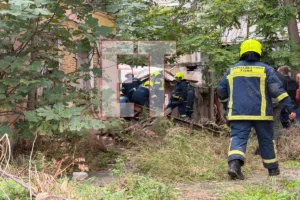 Πτώση σκεπής από εγκαταλελειμμένο κτίριο στο κέντρο της Αθήνας – Έρευνες για τυχόν εγκλωβισμέν