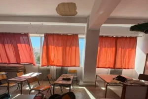 Πάτρα: Έπεσε τμήμα οροφής σχολείου, ενώ οι μαθητές ήταν μέσα στην αίθουσα