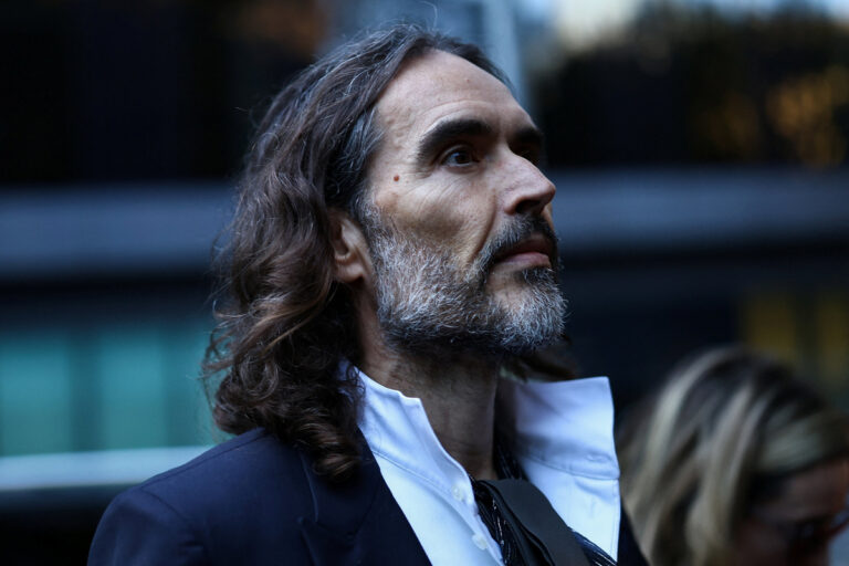 «Είχα επικεντρωθεί στην πολυγαμικότητά μου»: Τι υποστήριξε στο δικαστήριο ο κατηγορούμενος για βιασμούς Ράσελ Μπραντ