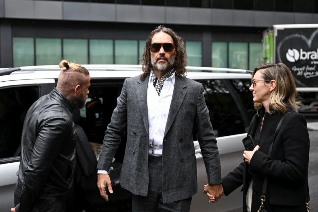 «Δαιμονισμένος, με παράλογες σεξουαλικές ορέξεις»: Τα θύματα του Ράσελ Μπραντ αποκαλύπτουν τη σκοτει