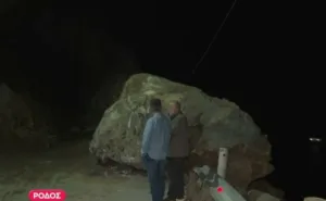 Ρόδος: Απεγκλωβίστηκαν πολίτες και οχήματα μετά την κατολίσθηση στον δρόμο για την παραλία Άντονι Κο
