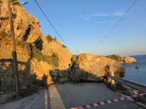 Ρόδος: 100 οχήματα εγκλωβισμένα μετά την πτώση βράχου στον δρόμο για την παραλία «Άντονι Κουίν»