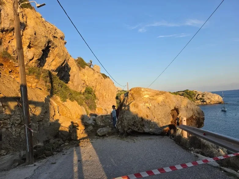 Ρόδος: 100 οχήματα εγκλωβισμένα μετά την πτώση βράχου στον δρόμο για την παραλία «Άντονι Κουίν»