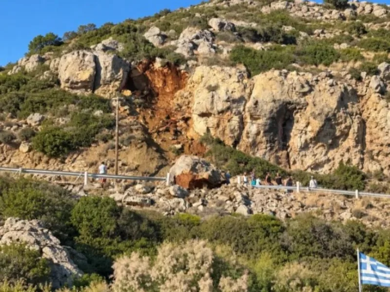 Ρόδος: Μεγάλος βράχος αποκολλήθηκε και έκοψε στη μέση τον δρόμο για την παραλία «Άντονι Κουίν»