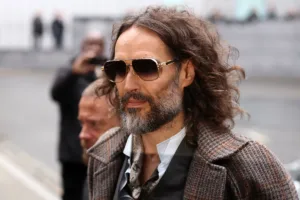«Αιμορραγούσα για μέρες»: Σοκάρει η κατάθεση γυναίκας στη δίκη του Ράσελ Μπραντ